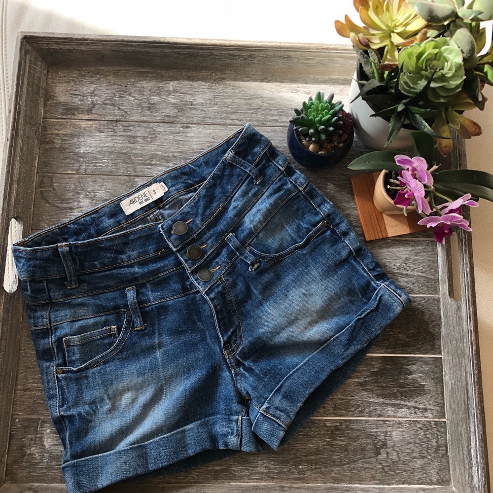 🎉 2/25 🎉 High waisted jean shorts